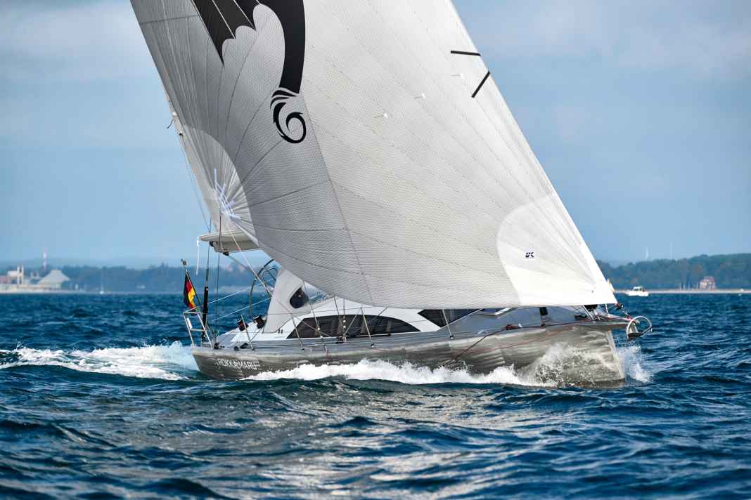 The untreated aluminium will develop a homogeneous grey oxide layer over time, and the sanding marks still visible here will then disappear. The Code Zero is attached to the fixed bowsprit.