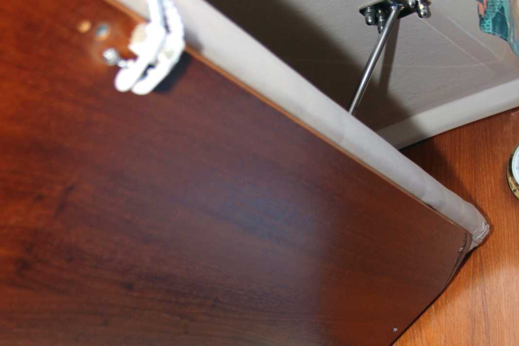 Bottom beam: The forces of the internal shrouds are transferred to a plate in the hull by means of a rod. Due to air between the inner shell and the deck, the upper plate sometimes presses into the panelling. Caution: Cables can run underneath, there is a risk of a short circuit!