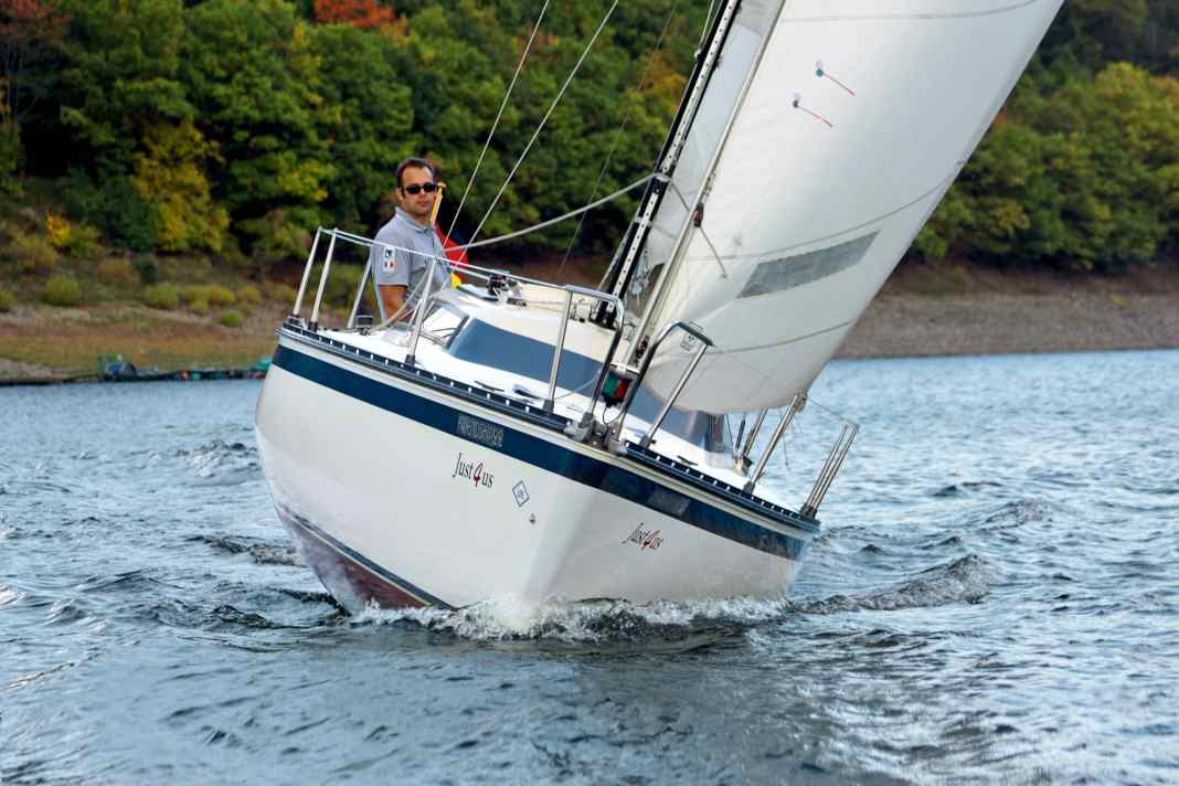 Un ventre épais, mais une ligne de flottaison étroite. La stabilité initiale plutôt faible est gênante dans le port. La gîte souhaitée se fait bien sentir