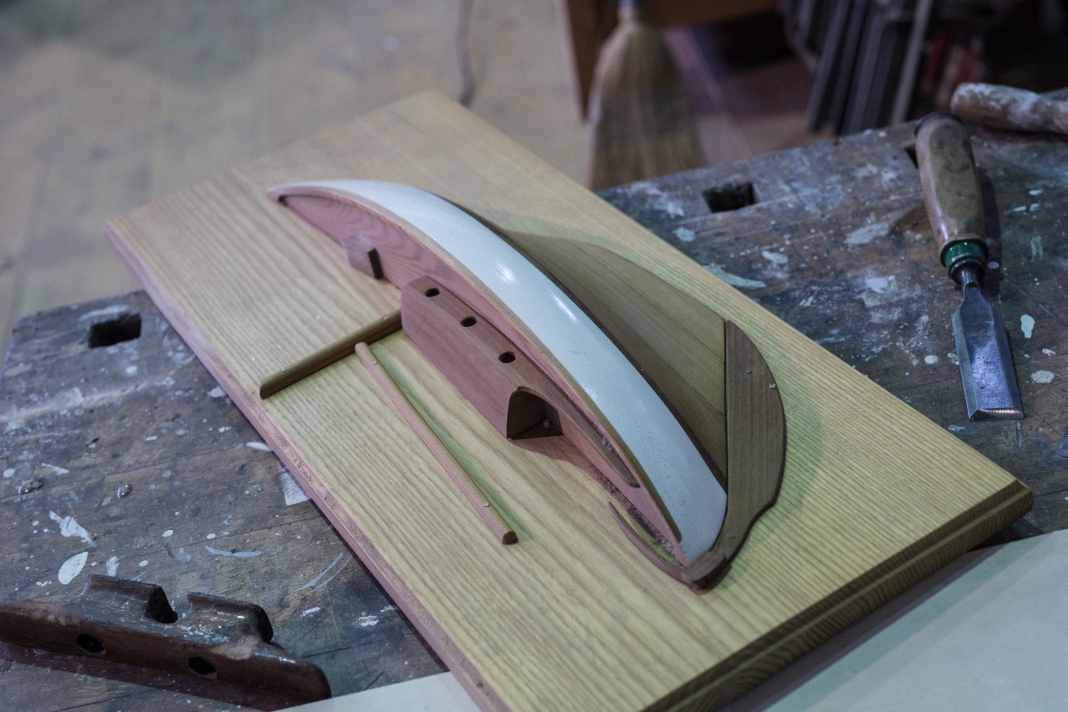 Demi-maquette d'une grille en pointe.