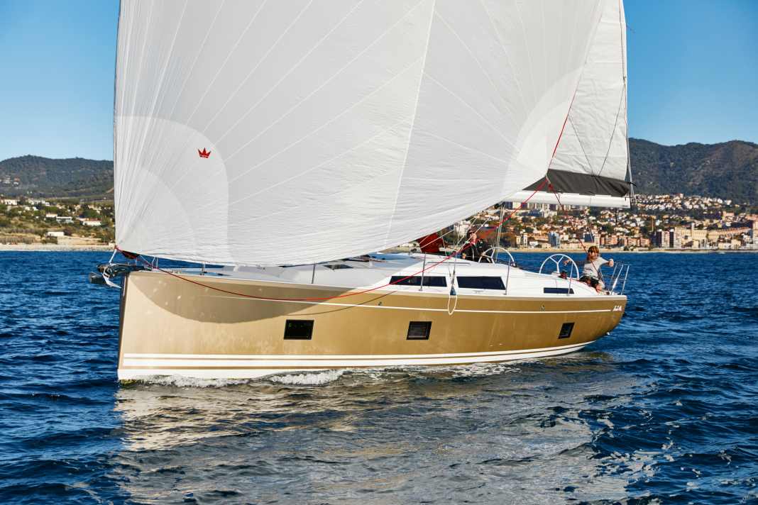 Hanse 418: Stark individualisierbares Tourenboot kombiniert mit sportlichen Segeleigenschaften. Im Standard mit Selbstwendefock