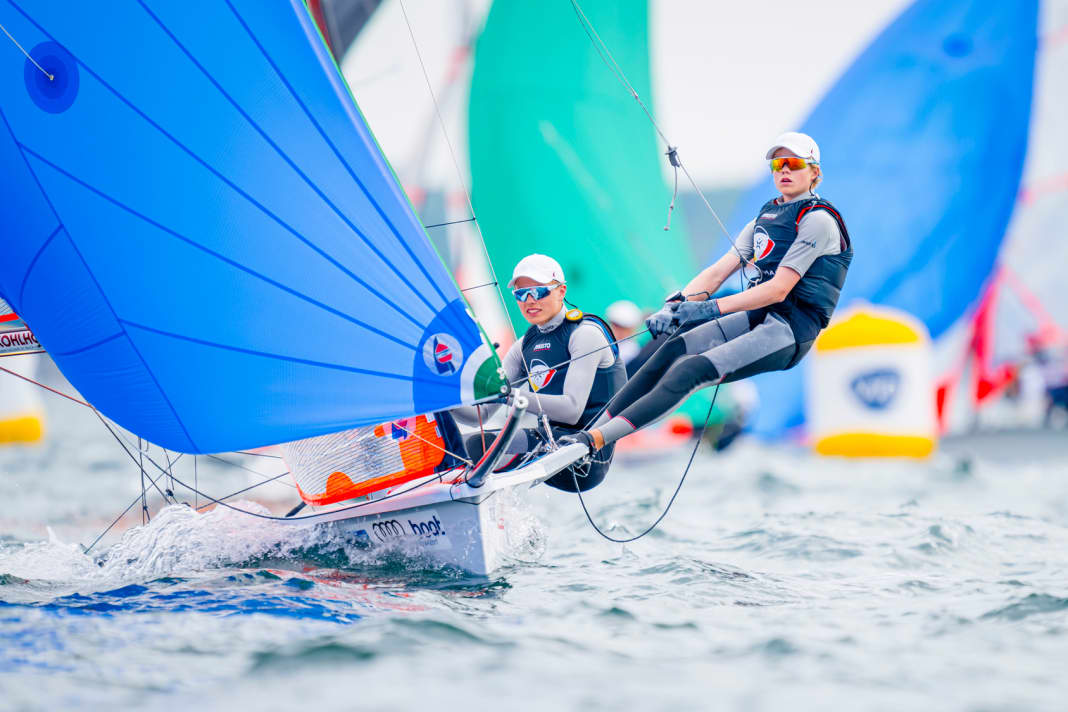 Per Christoffer und Carl Frederik Schwall im 29er. Die Söhne des Tornado-Weltmeisters René Schwall, der sein Gold zur Jahrtausendwende mit Roland Gäbler gewonnen hatte, kämpfen um eine Top-Ten-Platzierung. Gemeinsam gewannen René Schwall und Roland Gäbler im Jahr 2000 in Sydney auch die olympische Bronzemedaille
