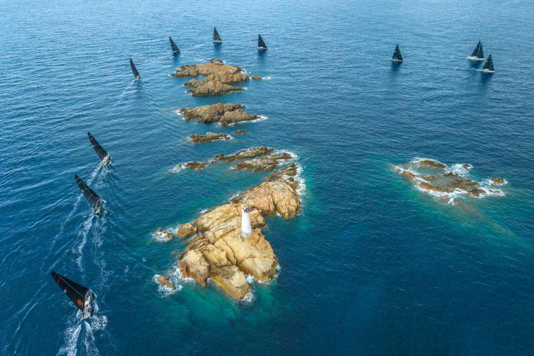 Il campo di regata al largo di Porto Cervo e della famosa Costa Smeralda è leggendario. A fungere da boe di virata della regata sono gli scogli e i punti di riferimento più caratteristici di questo affascinante campo di regata nel nord-est della Sardegna.