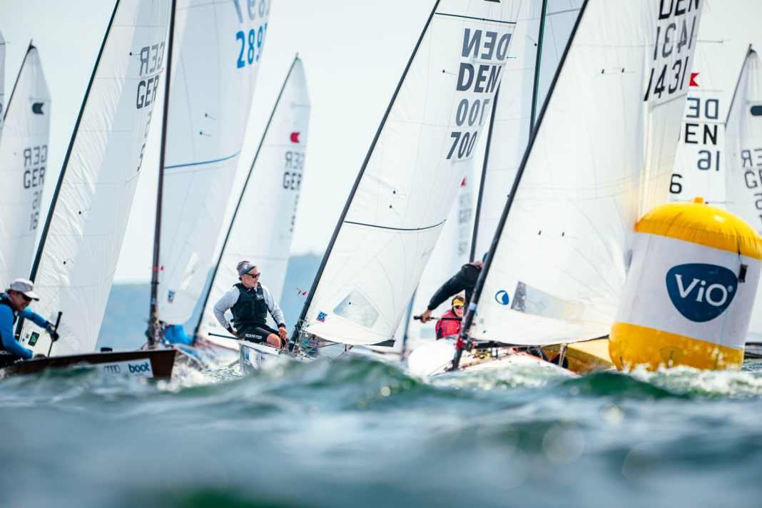71 OK dinghies formed an impressive picture at the start on the Medienbahn Hotel directly in front of the backdrop of Kiel-Schilksee