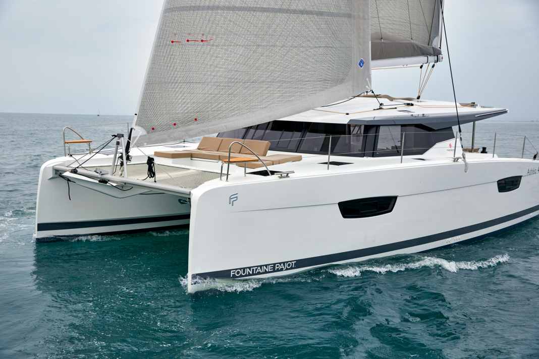 Le dernier Fountaine Pajot se caractérise par un saut de pont positif, des étraves rétractées en haut, des fenêtres de coque marquées et un toit de cabine en saillie.