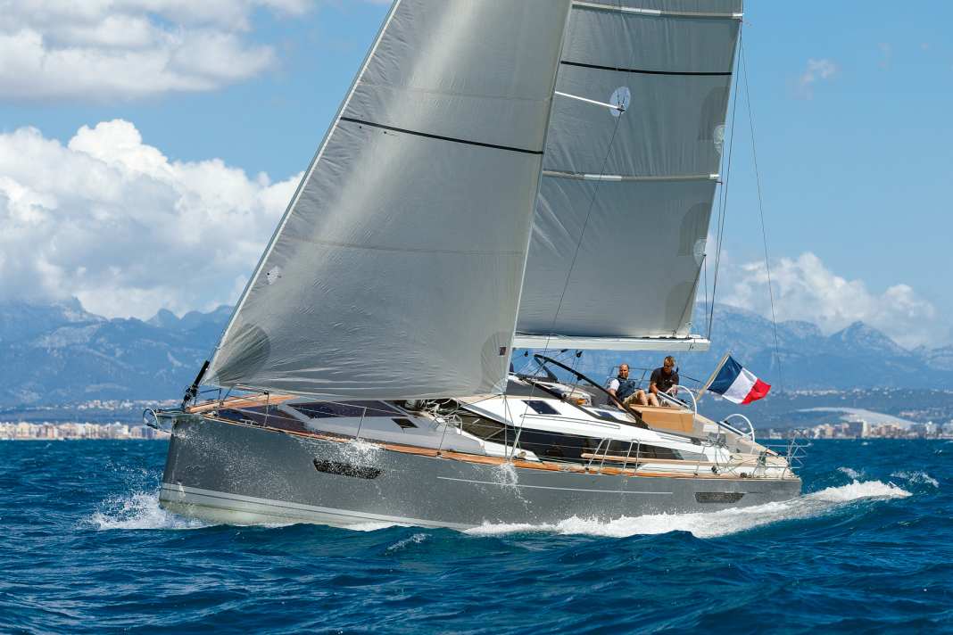 Massive shapes, strong appearance. The high freeboard and the powerful cabin superstructure characterise the look