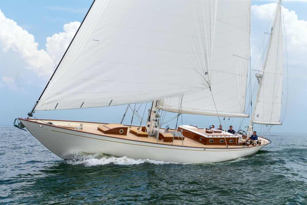 Mächtig und grazil zugleich: Am Wind fühlt sich die 21-Tonnen-Yacht so richtig wohl.