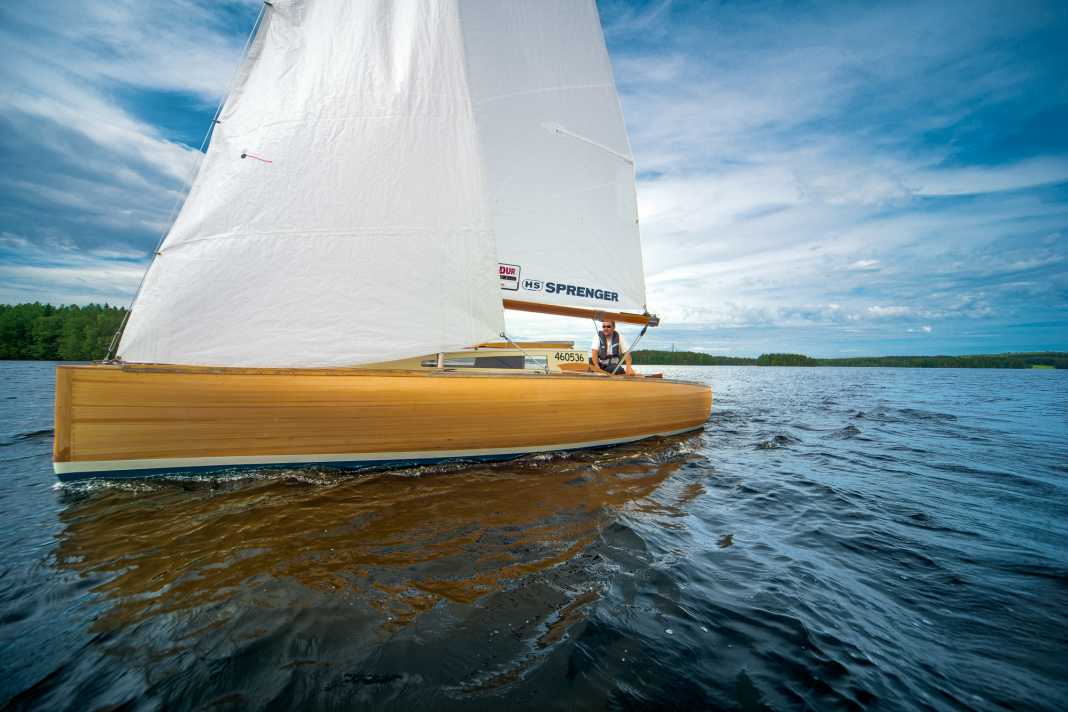 Ventre léger en IOR, étrave verticale, mât en bois et superstructure accostée : Le bateau allie l'ancien et le moderne.