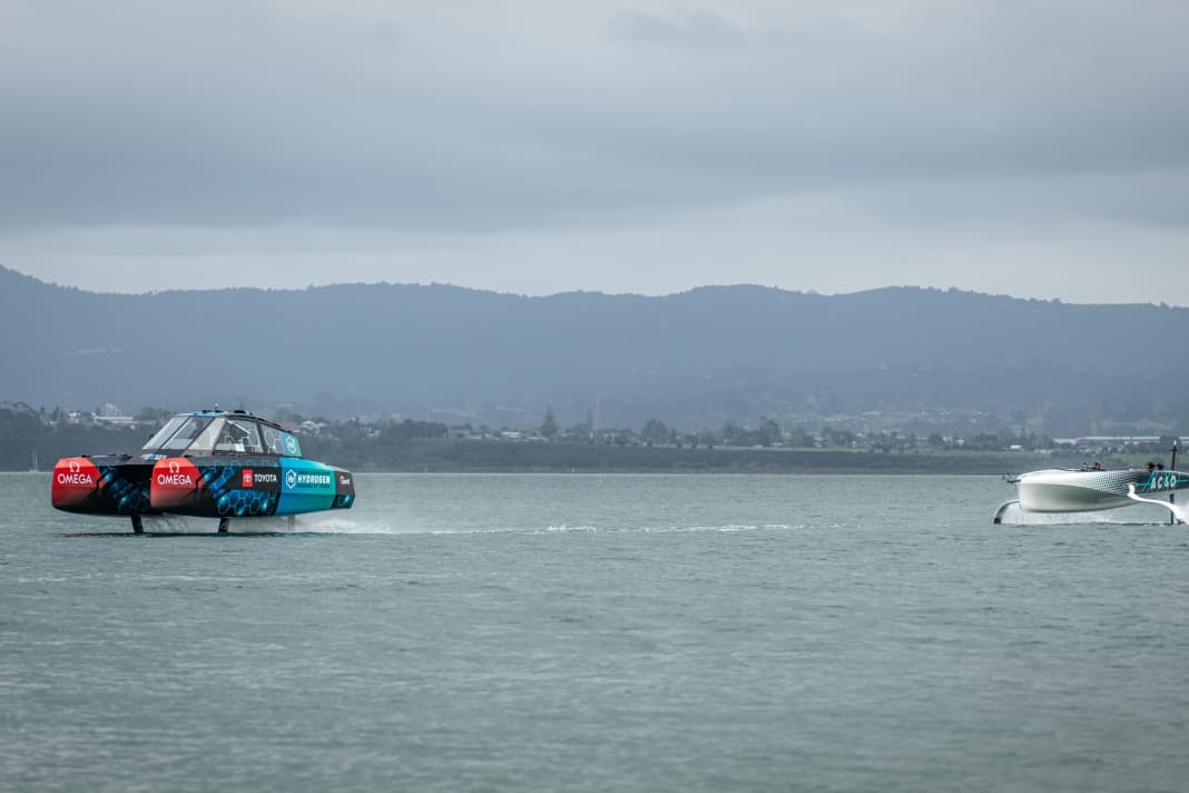 Erste Tests: Zunächst wurde das Boot durch das ebenfalls foilende Begleitboot geschleppt und erstmals auf die Tragflügel gehoben