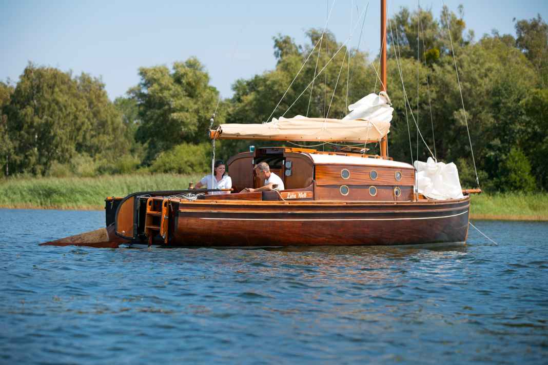 Segelpause. Beim Ankerstopp auf der Müritz schafft das aufstellbare Kajütdach mehr Platz unter Deck.