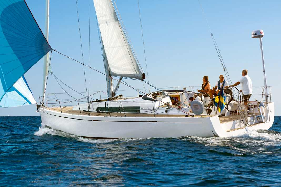 La longue bande lumineuse sur la superstructure semble moderne. Les fenêtres (trop) étroites de la coque sont anciennes.