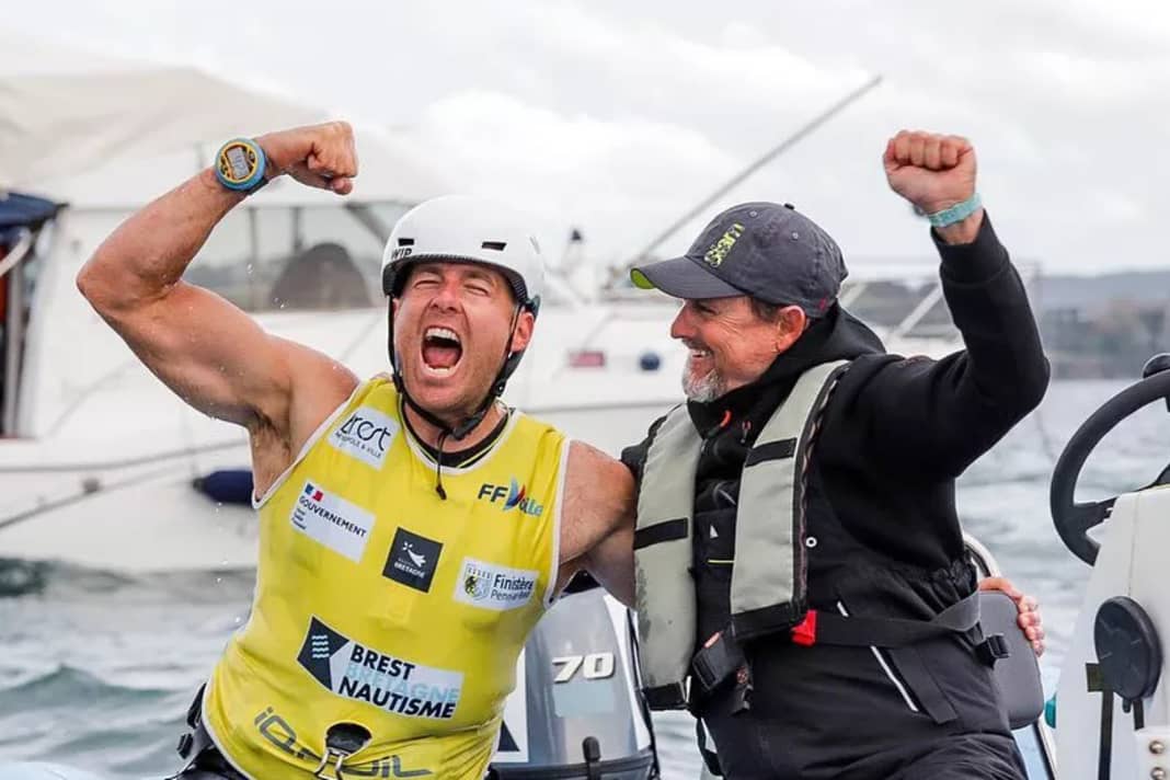 Le champion du monde Sebastian Kördel et son coach heureux Dom Tidey