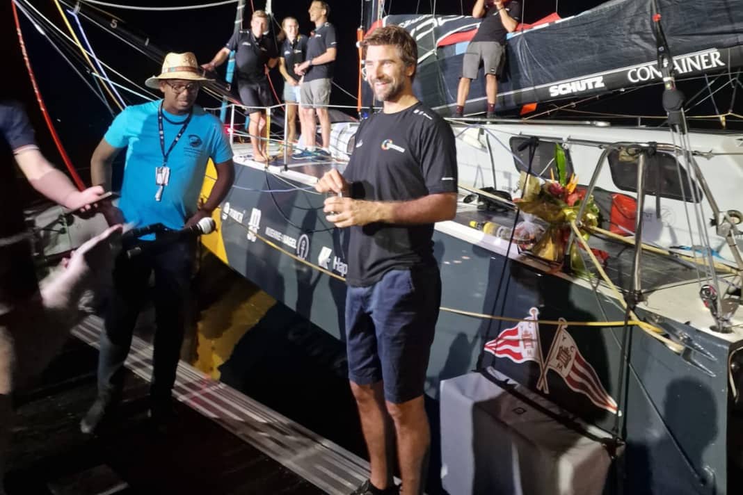 Boris Herrmann auf dem Steg in Guadeloupe