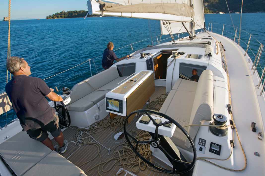 Fine for touring. Wheels and winches are close together, the cockpit remains free. However, there is still a lack of sensible stowage options for the many lines forward and especially aft