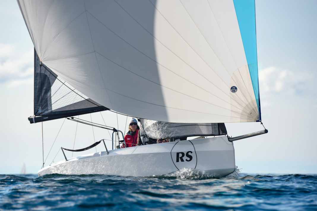 Sans complication. Sous gennaker, la Britannique se met à glisser tôt, sans demander un effort particulier à son équipage.