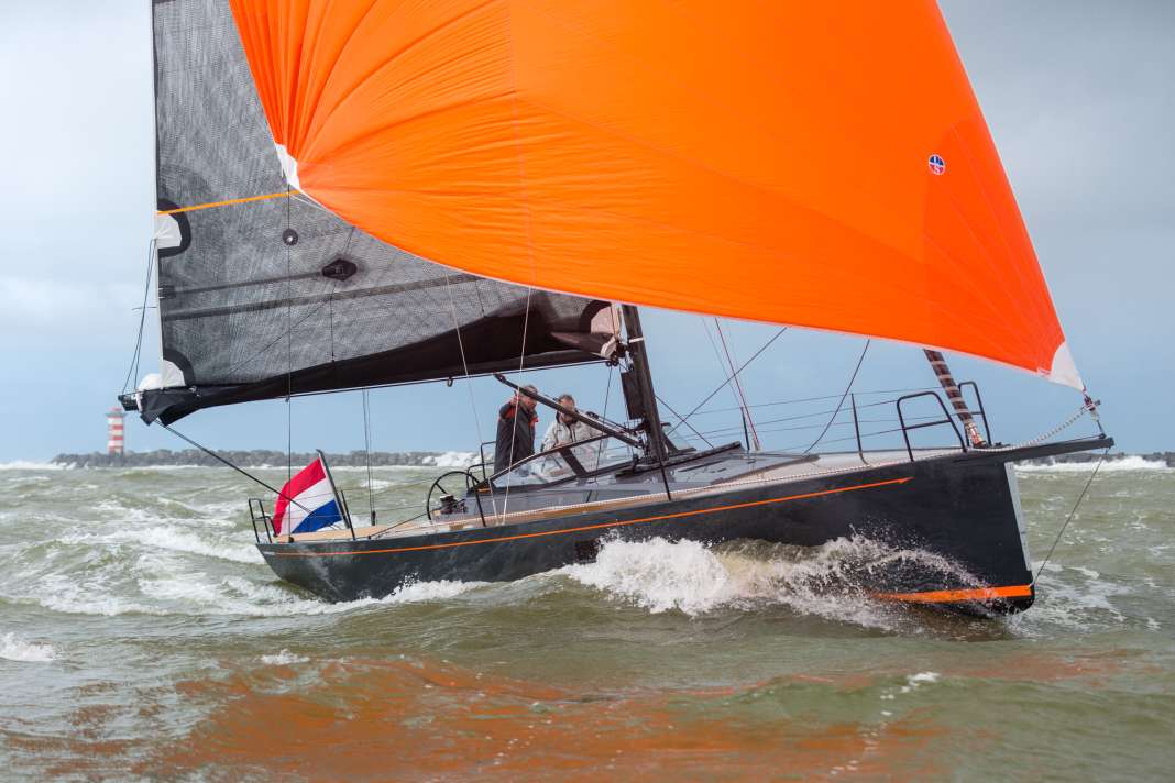 Test bei Starkwind. Der Rudergänger werkelt weit vorn direkt am Aufbau, geschützt von der flexiblen Scheibe.
