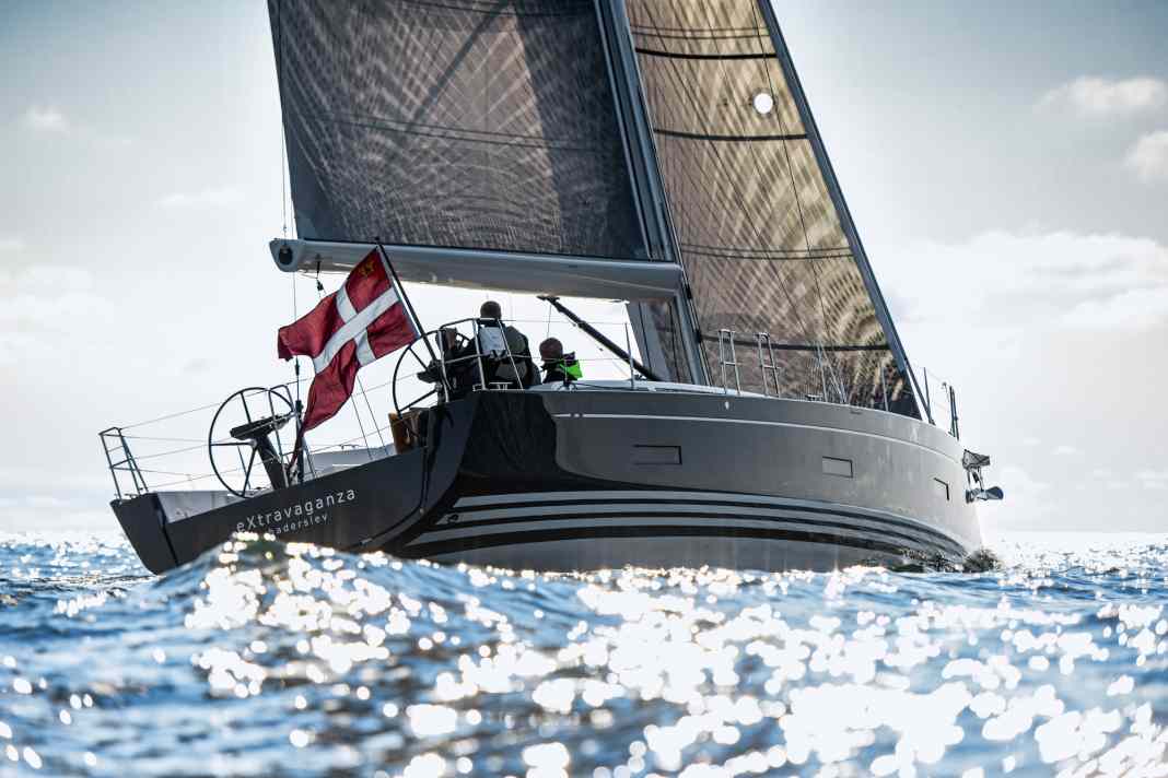 Con un fiocco autovirante e un boma avvolgibile, lo yacht di 14 metri è facile da gestire con un equipaggio ridotto. Velocità, stabilità ed equilibrio impressionanti