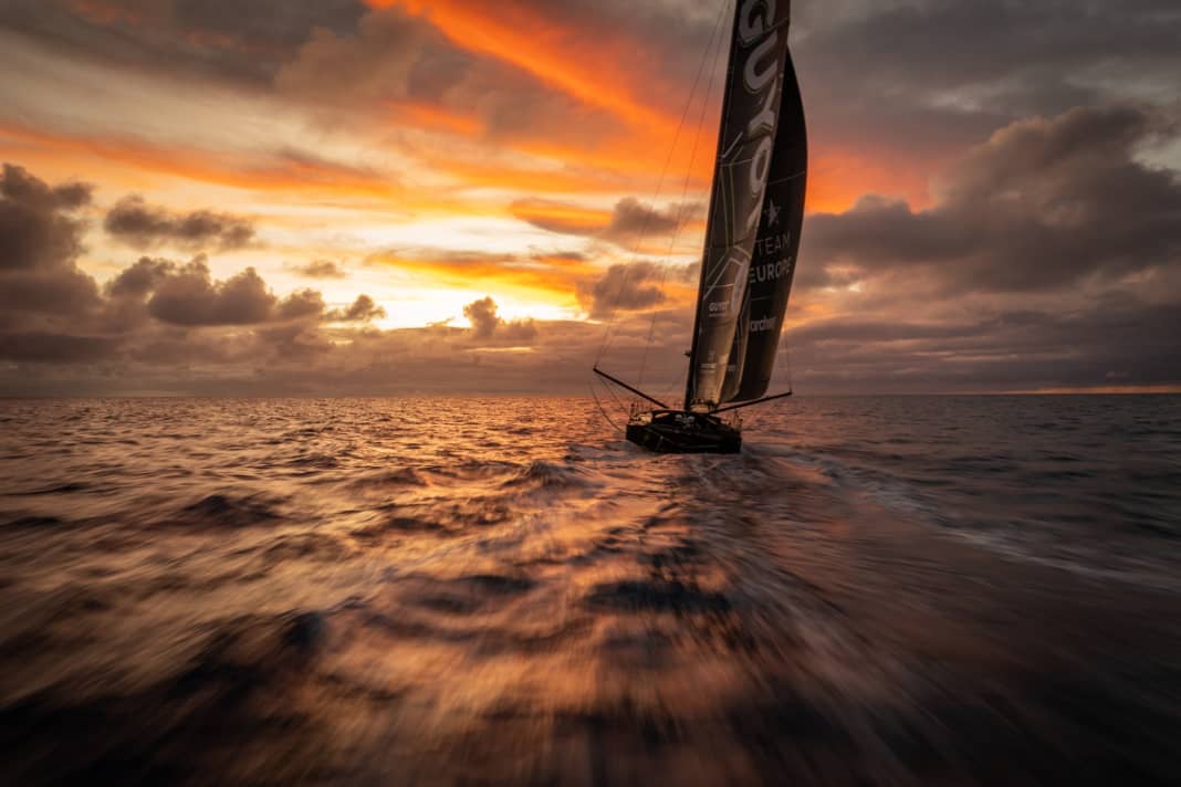 Une photo de la série de rêves de Charles Drapeau de Guyot Environnement - Team Europe, prise lors du transfert de l'Imoca réparé du Cap à Itajaí | @ Photo : Charles Drapeau/Guyot Environnement - Team Europe/The Ocean Race