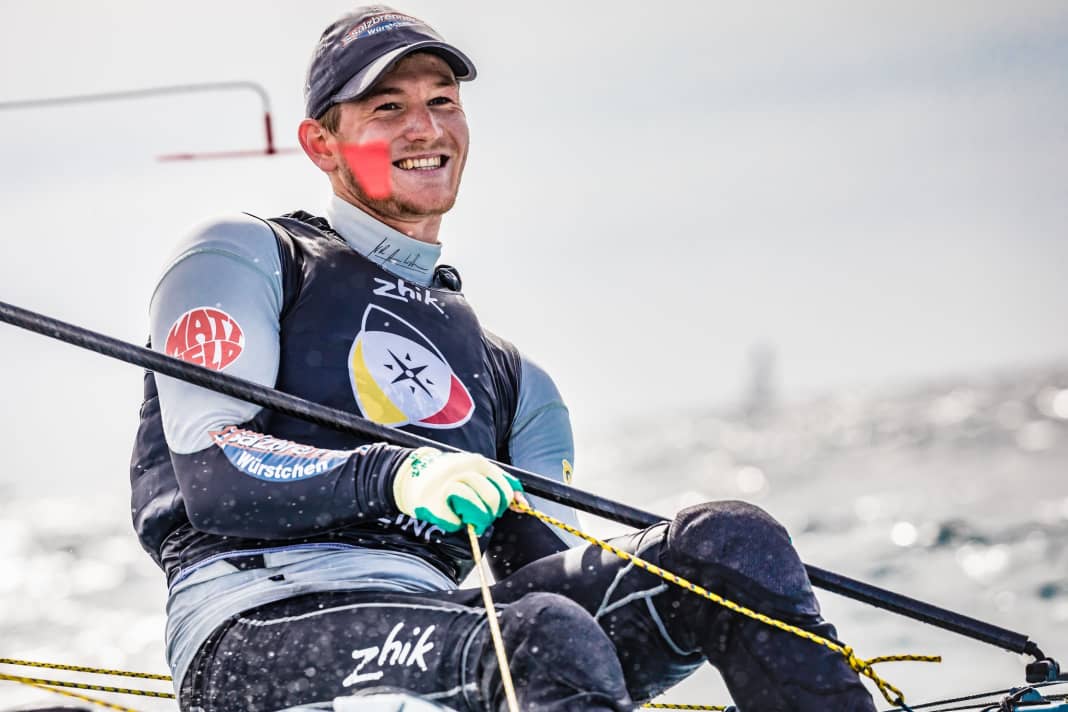 Le bonheur après le championnat d'Europe Ilca-7 à Andora : Nik Willim a été le meilleur participant allemand avec une cinquième place