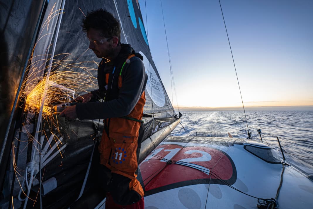 Finché non volano le scintille: Jack Bouttell taglia le estremità sporgenti dei bulloni sulla randa riparata