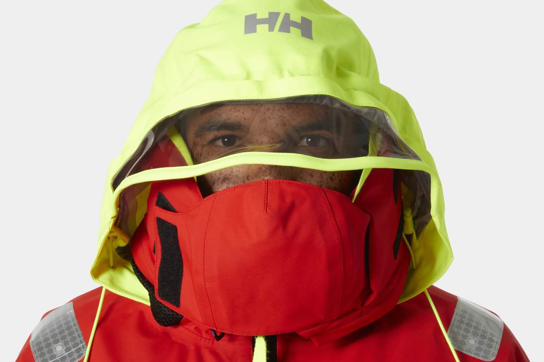 Die Ægir Ocean Jacket 2.0 von Helly Hansen bietet maximalen SChutz vor den Elementen. Die Kapuze und der Kregen bedecken das ganze Gesicht. Ein Visier in der Kapuze sorgt für Durchblick