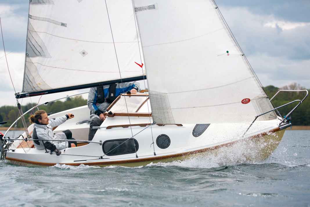 Le Leisure 17 a besoin de vent. Lors du test, il soufflait entre 12 et 16 nœuds sur le lac de Ratzeburg, des conditions idéales donc.