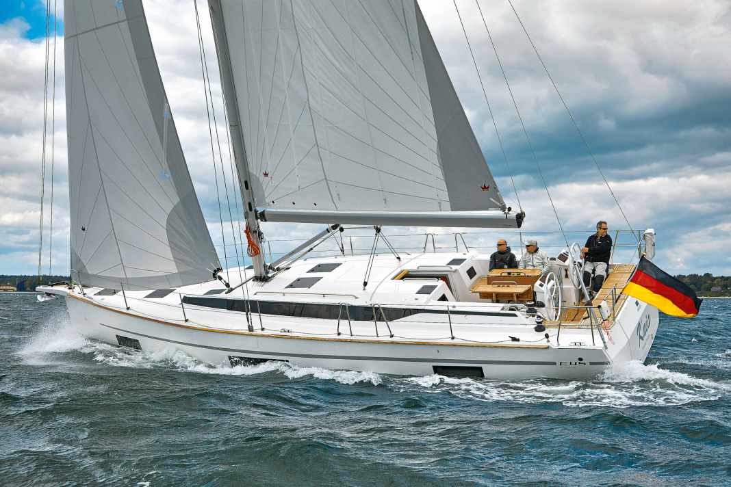 Bavaria C45: tourer spazioso con una moltitudine di opzioni di configurazione possibili. L'unica imbarcazione della sua categoria con un garage per il tender