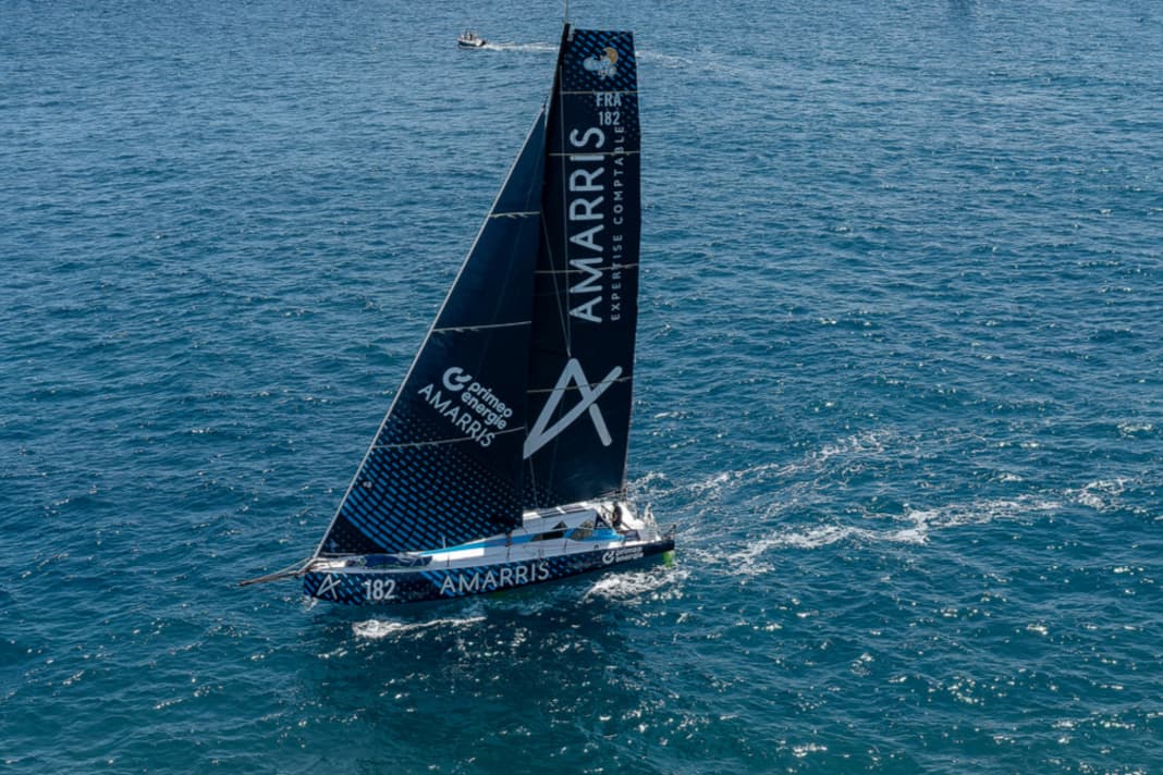 Achille Nebout e Gildas Mahé difendono il vantaggio su "Amarris" poco prima dell'arrivo, il 13 luglio, al ritorno a Les Sables-d'Olonne.