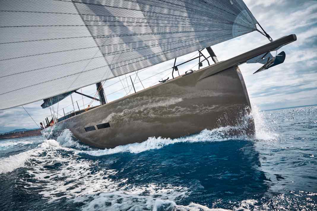 The convex stem and the fixed bowsprit are just two of the hallmarks of the large Y7.