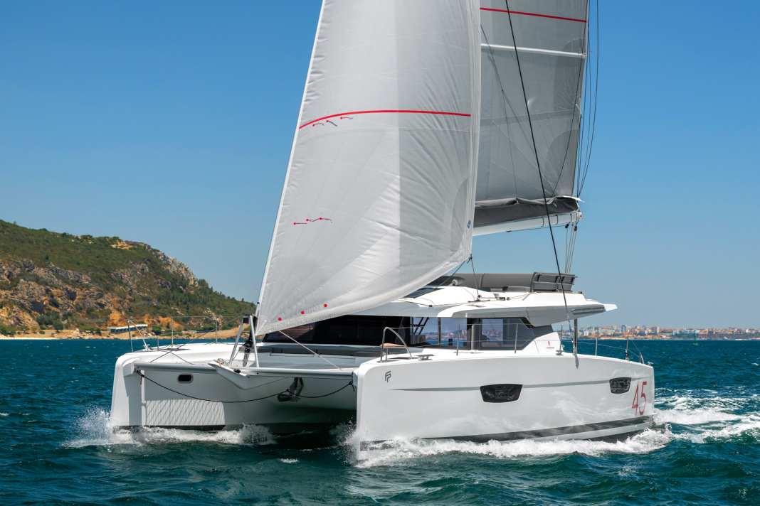 Un bateau de caractère. Coques hautes avec un saut évident, rouf imposant et un salon par-dessus le marché.