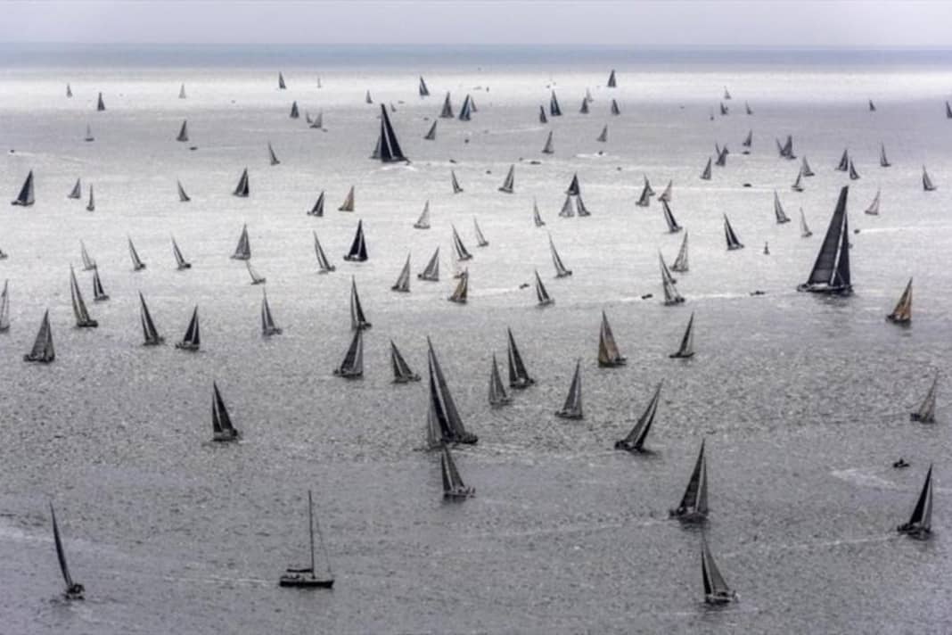 Image classique du jour de départ de la Fastnet Race dans le Solent