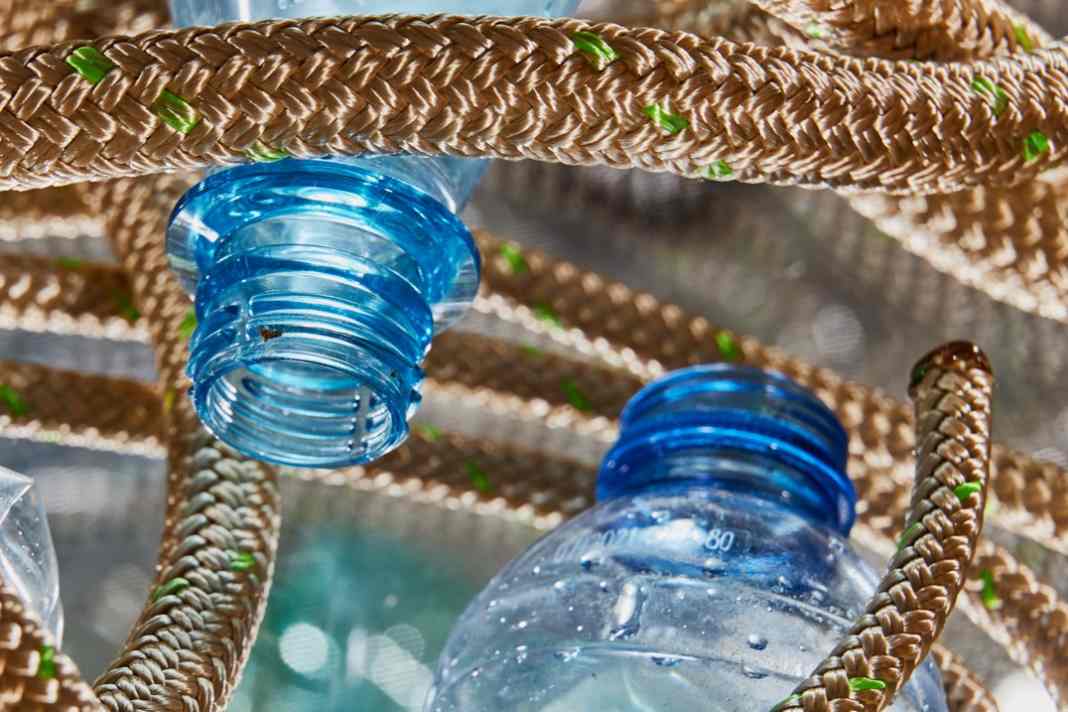 Il est possible de transformer des bouteilles en accessoires de bord utiles.