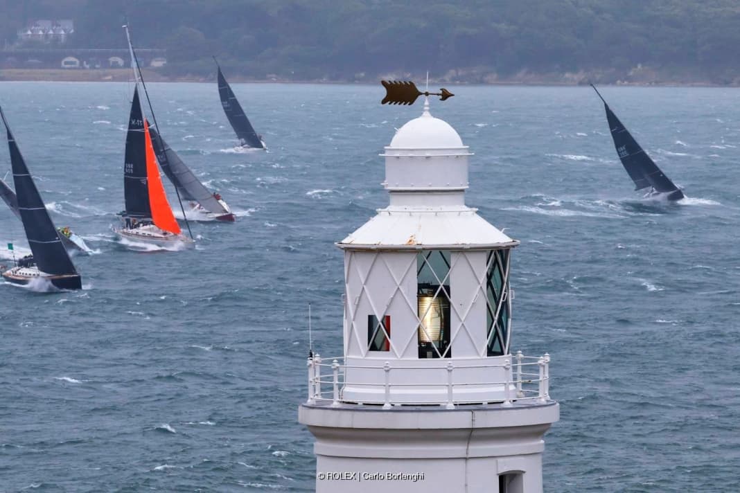 La 50e édition de la Rolex Fastnet Race a débuté dans la tempête et les petits voiliers ont pris le départ avec des focs de tempête.