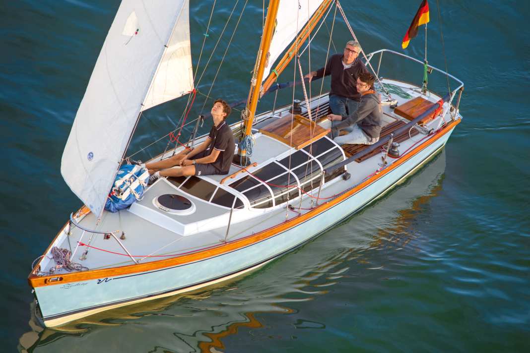 C'est d'en haut que l'on reconnaît le mieux les formes de dériveur. Avec l'équipage dessus, le bateau paraît particulièrement petit.