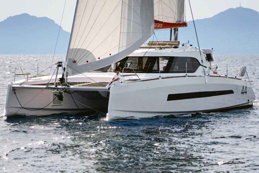 Aventura 44: Leichter und leistungsstarker Fahrtenkat, gebaut in Tunesien. Guter Kompromiss von Komfort und Sportlichkeit. Günstig