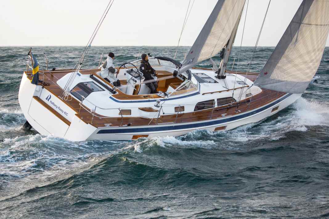 No problems with wind and waves. The stiff and robust centre-cockpit yacht can easily cope with the rough conditions off the outer archipelago of Orust.