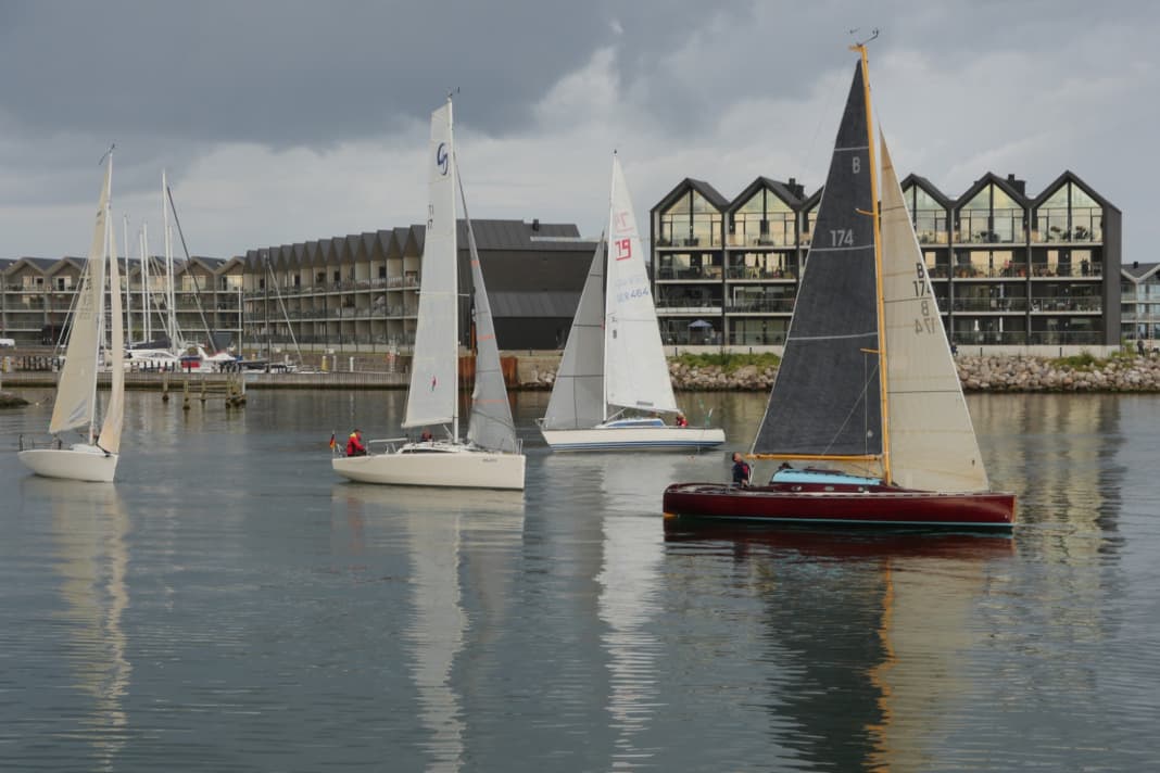 Partenza con vento leggero della Vegvisir Race. Il dinghy cruiser 30 "Kleine Brise" di Markus Schöner è visibile in primo piano.