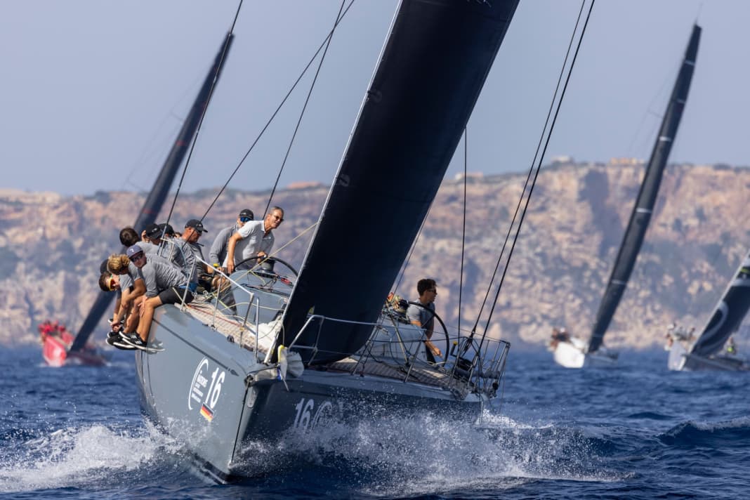 Ici, Harm Müller-Spreer représente le propriétaire de "Hatari" Marcus Brennecke au volant le jour de la finale - et il s'en est très bien sorti.