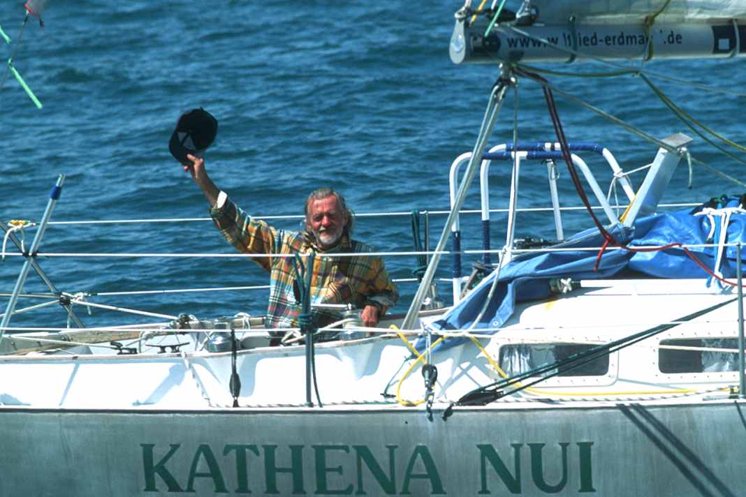 Un discreto gesto di trionfo: durante l’incontro con lo YACHT nel Canale della Manica, il velista estremo 61enne sa già di avercela fatta.