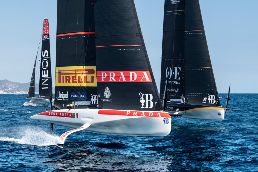 Die Teams aus Frankreich (Orient Express Racing Team), Italien (Luna Rossa Prada Pirelli) und Großbritannien (Ineos Britannia) beim Training in spanischen Gewässern