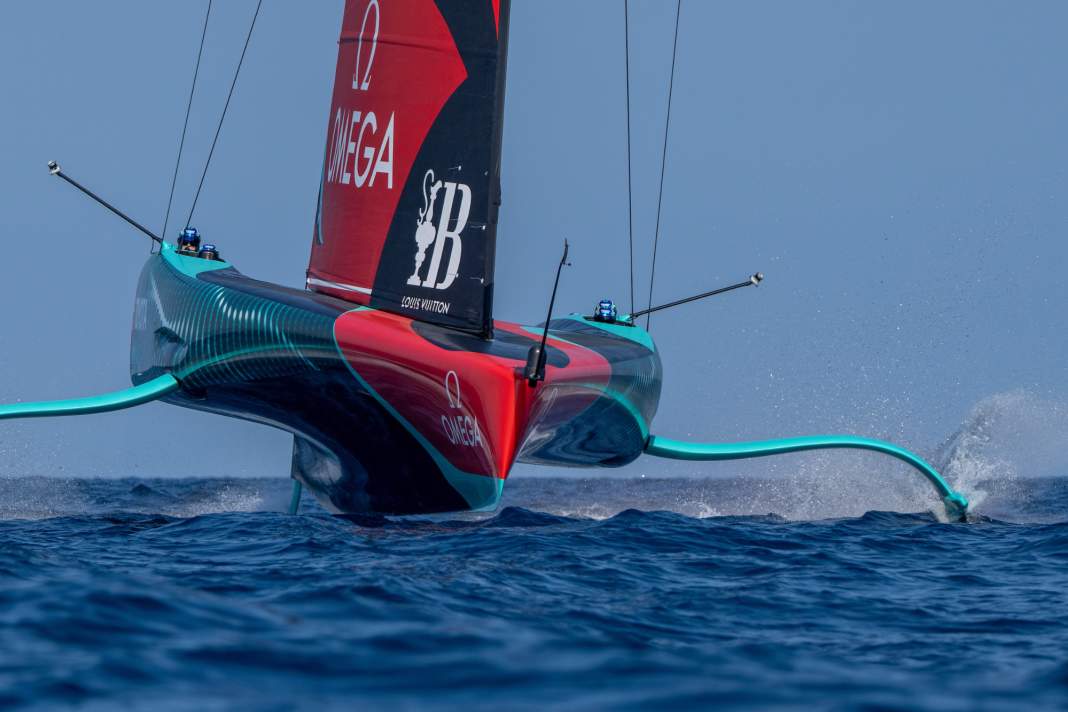 The defenders approaching the Louis Vuitton Cup