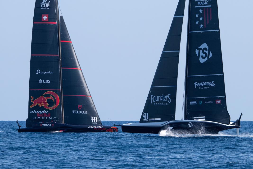 L'americano "Patriot" sui foil, "BoatOne" di Alinghi Red Bull Racing è caduto dai foil