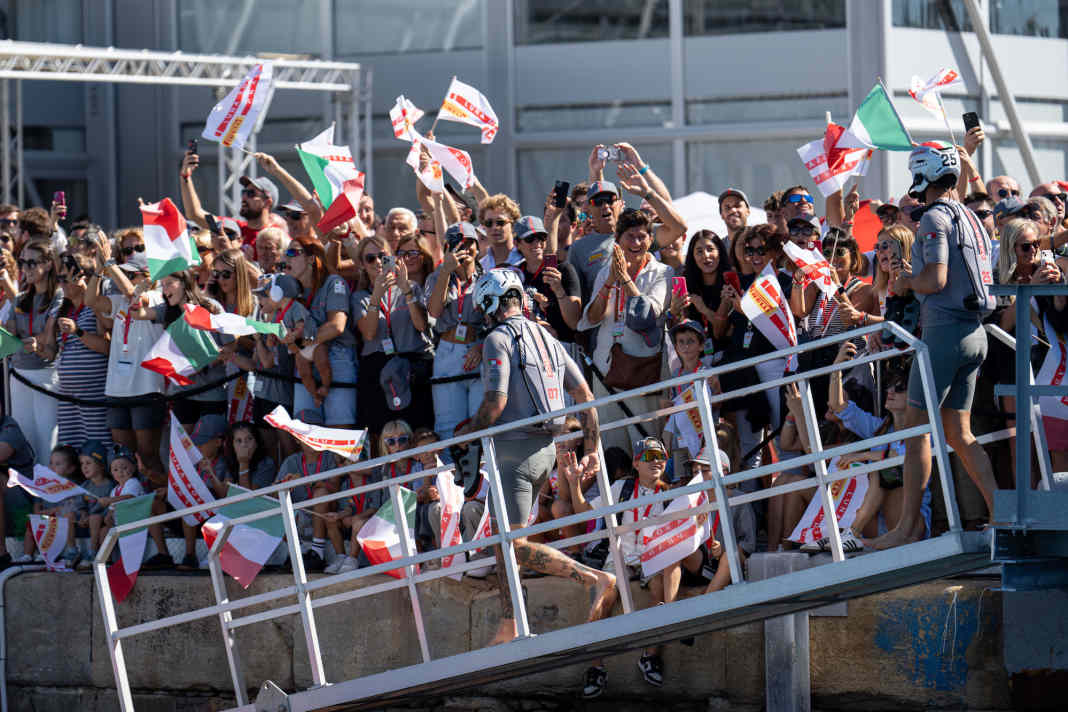 Italiens Fans hatten beim Halbfinal-Auftakt allen Grund zum Jubeln