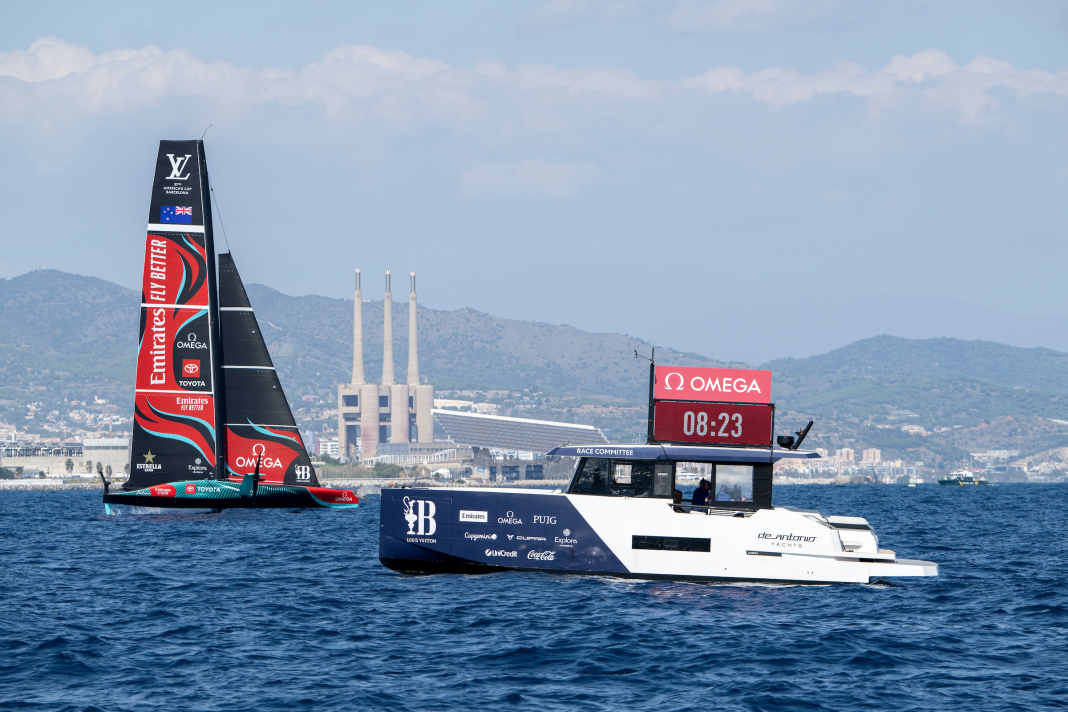 L'immense horloge de départ sur le bateau de départ indique toujours où se trouve une course dans la phase de pré-départ. Mel Roberts nous dit si le départ est donné.