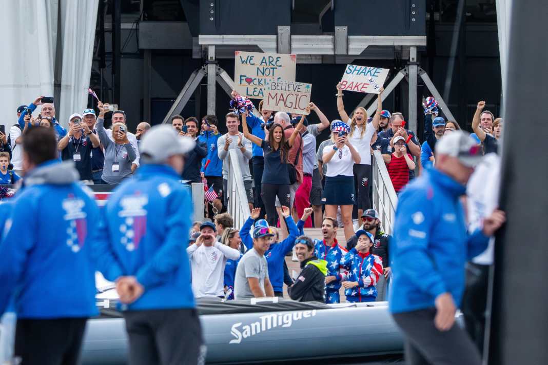 L'équipe américaine NYYC American Magic se réjouit : Tom Slingsby et son équipe ont réduit l'écart à 3:4.