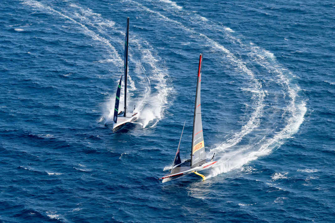 Here, "Luna Rossa" begins to descend in order to jibe in front of "Britannia" and return to the starting line