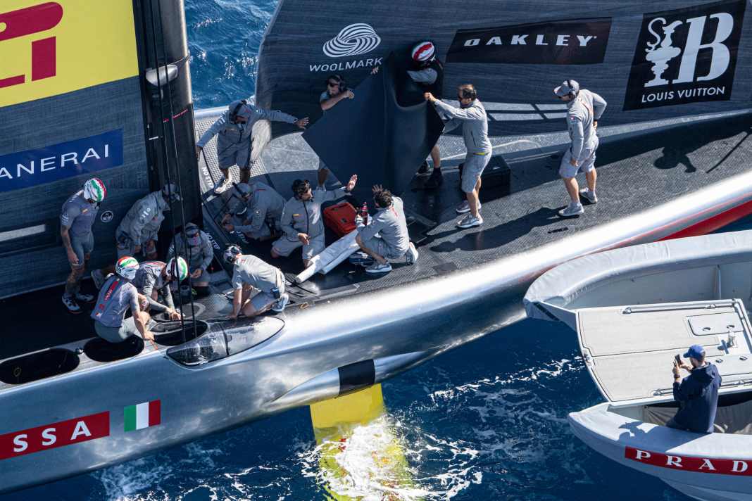 "All hands on deck": After the crash landing, all the "Luna Rossa" sailors and helpers from the escort boats on the Silberpfleil are called upon