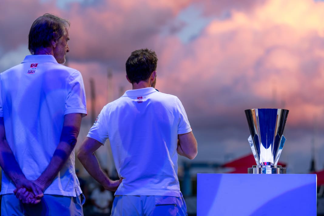 Ici, Sir Jim Ratcliffe (à gauche) et Sir Ben Ainslie viennent de remporter avec Ineos Britannia le tour des challengers de la 37e America's Cup et le trophée Louis Vuiton.