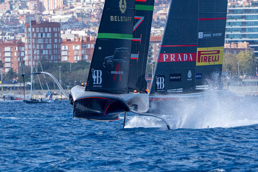 Un'ultima regata prua contro prua: "Britannia" e "Luna Rossa" erano quasi testa a testa nella finale della Louis Vuitton Cup