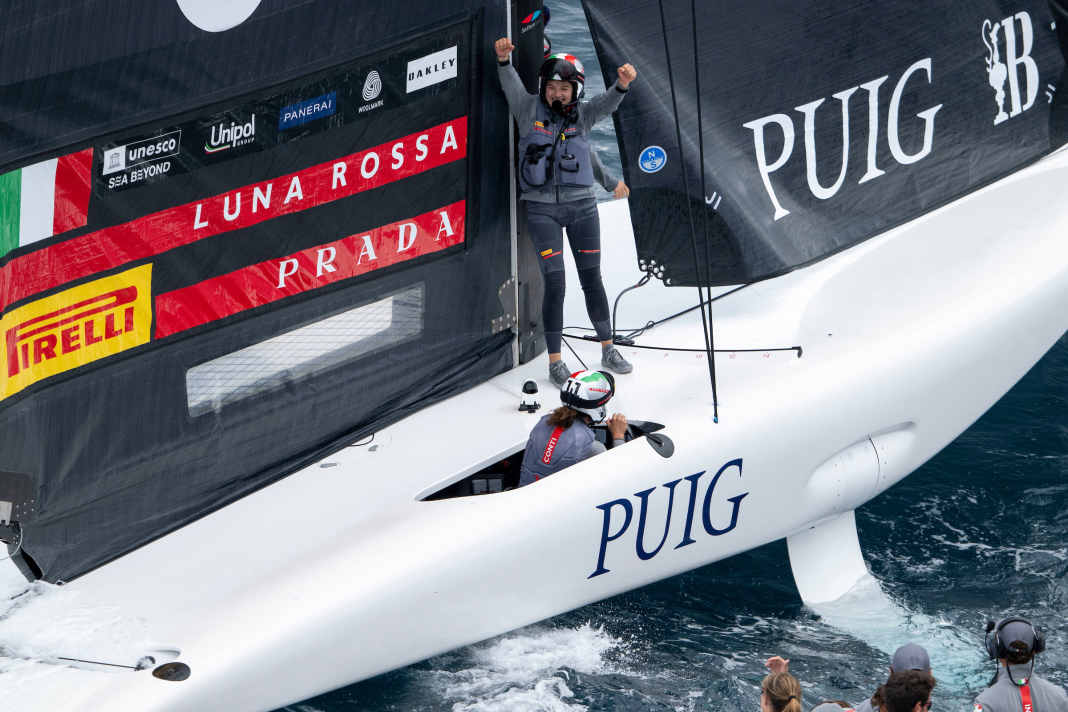 Una delle prime immagini di vittoria dopo la finale della Coppa America femminile: Team Luna Rossa Prada Pirelli festeggia